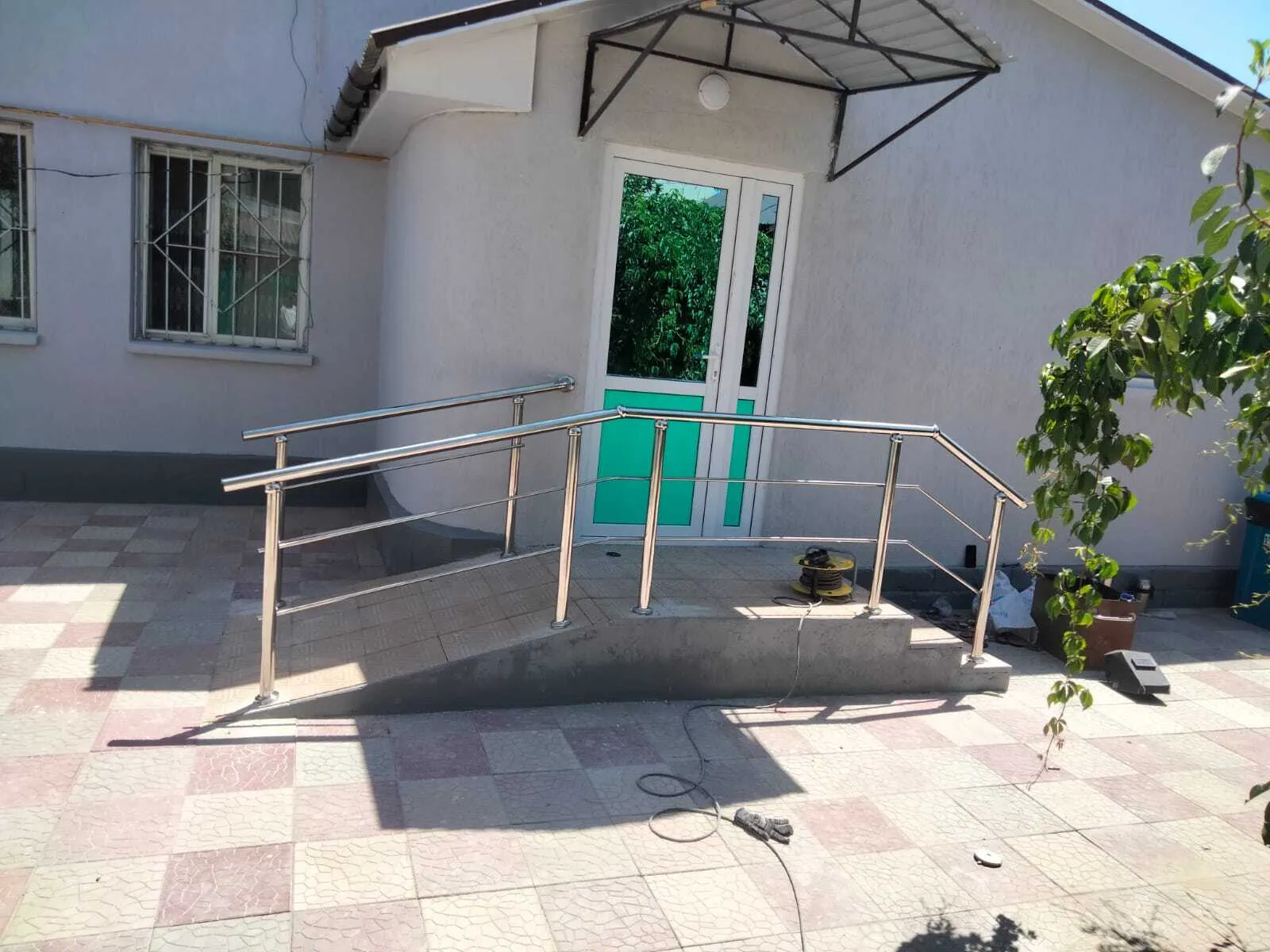 Пандус из нержавеющей стали с двойным поручнем и ригельным заполнением у входной группы