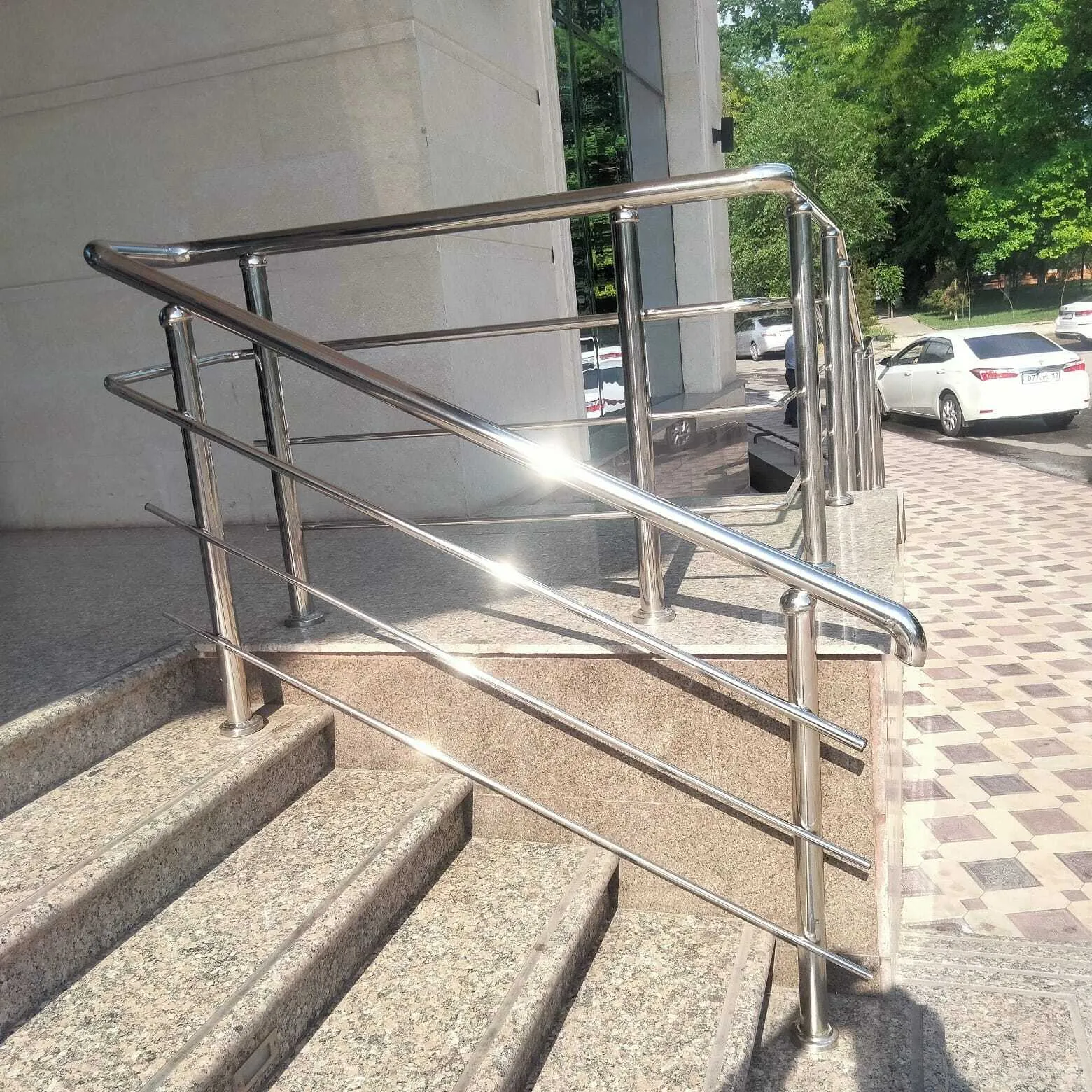 Смонтированное лестничное ограждение из нержавеющей стали в интерьере